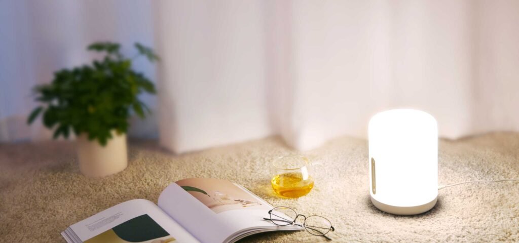 Erleben Sie mit der Xiaomi Mi Bedside Lamp 2 ein natürliches Aufwachen durch sanftes Licht. Dieses innovative Gerät ist ein Must-have für jeden Nachttisch.