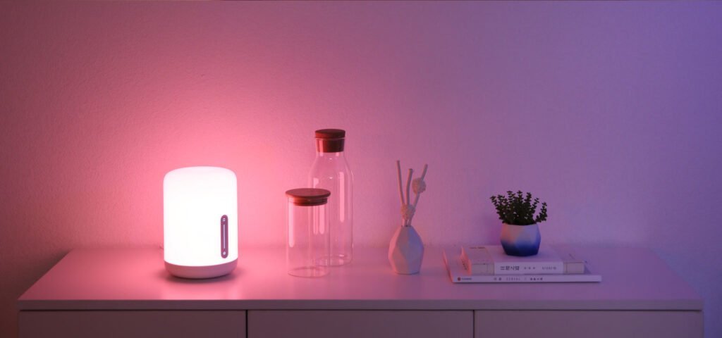 Erleben Sie mit der Xiaomi Mi Bedside Lamp 2 ein natürliches Aufwachen durch sanftes Licht. Dieses innovative Gerät ist ein Must-have für jeden Nachttisch.