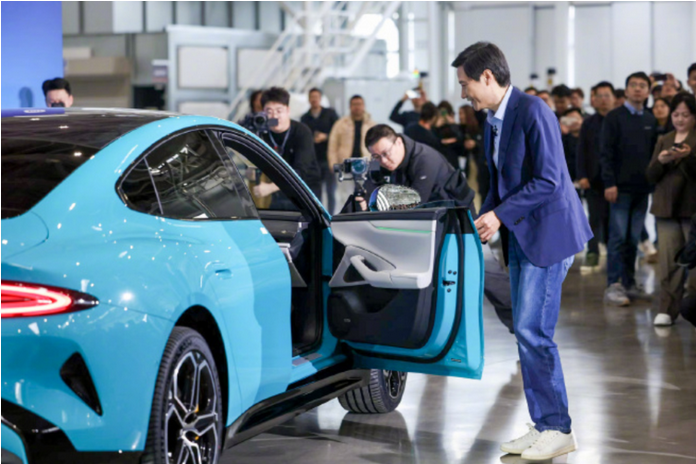 Erfahren Sie mehr über die spannende Auslieferung der ersten Charge des Xiaomi SU7 Elektroautos, die von CEO Lei Jun persönlich geleitet wurde. Entdecken Sie die exklusiven Funktionen und die hohe Nachfrage, die Xiaomis Eintritt in die Automobilindustrie kennzeichnen.