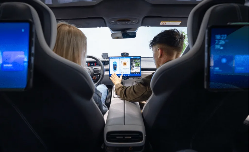 Der Xiaomi SU7 begeistert in Paris mit futuristischem Design und modernster Technologie, was große Erwartungen für den europäischen Markt weckt.