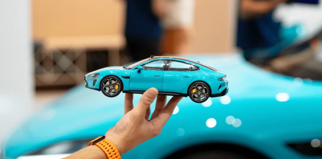 Der Xiaomi SU7 begeistert in Paris mit futuristischem Design und modernster Technologie, was große Erwartungen für den europäischen Markt weckt.