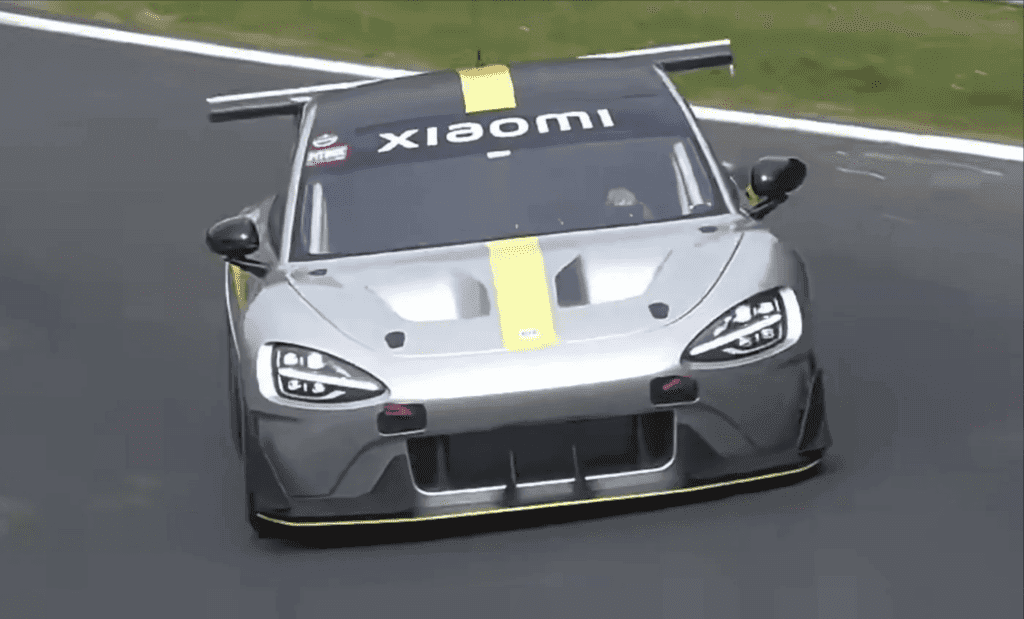 Der Xiaomi SU7 Ultra ist ein elektrisches Hypercar mit 1548 PS, das im Oktober 2024 auf der Nürburgring Nordschleife antreten wird.