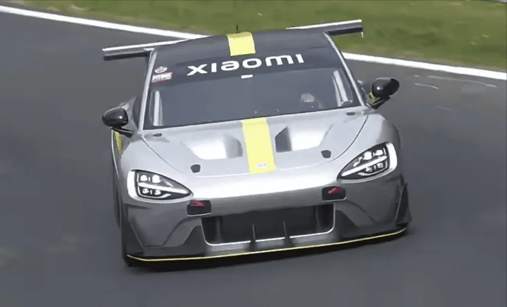 Der Xiaomi SU7 Ultra ist ein elektrisches Hypercar mit 1548 PS, das im Oktober 2024 auf der Nürburgring Nordschleife antreten wird.