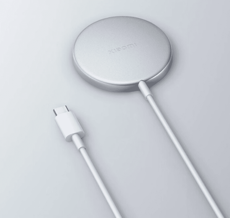 Xiaomi präsentiert sein 30W-Magnetisches Wireless-Ladegerät, entwickelt für die Xiaomi 15 Serie und kompatibel mit iPhones.