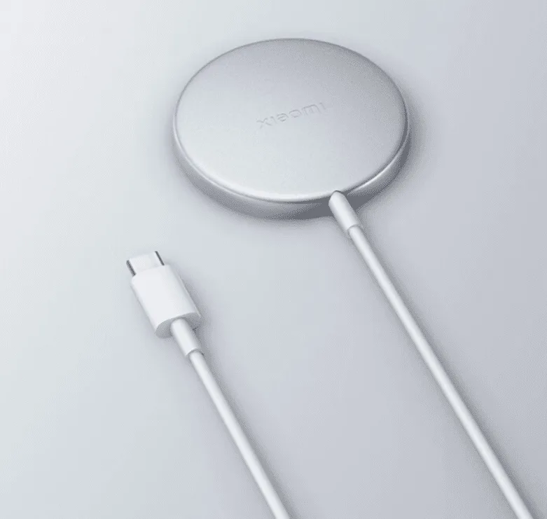 Xiaomi präsentiert sein 30W-Magnetisches Wireless-Ladegerät, entwickelt für die Xiaomi 15 Serie und kompatibel mit iPhones.