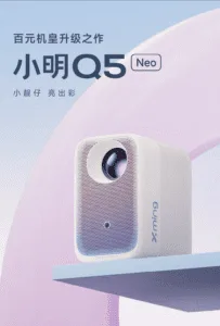 Der Xiaomi Xming Q5 Neo ist ein leistungsstarker und preiswerter Beamer mit 4K-Decodierung, 360°-Halterung und smarten Steuerungsfunktionen.