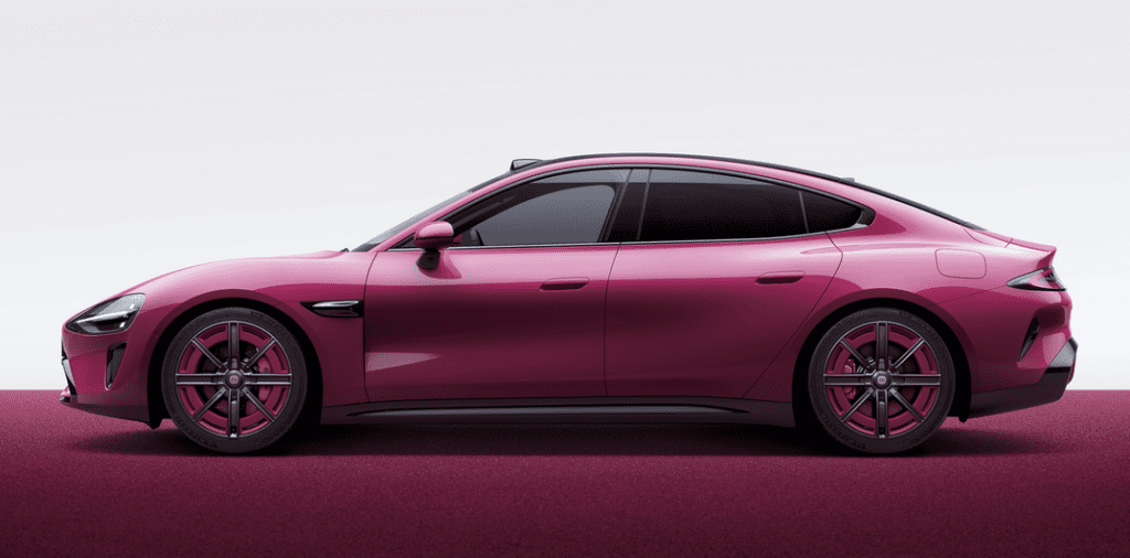 Xiaomi SU7 Limited Edition in Brillantem Magenta: Einzigartiges Design, exklusive Felgen und luxuriöse Ausstattung zum Jubiläum.