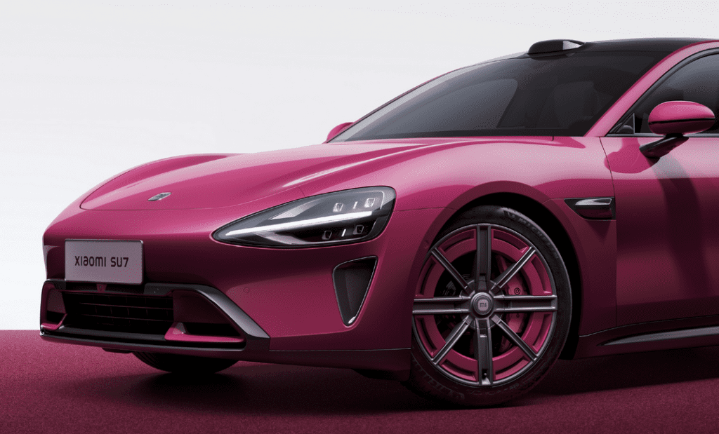 Xiaomi SU7 Limited Edition in Brillantem Magenta: Einzigartiges Design, exklusive Felgen und luxuriöse Ausstattung zum Jubiläum.