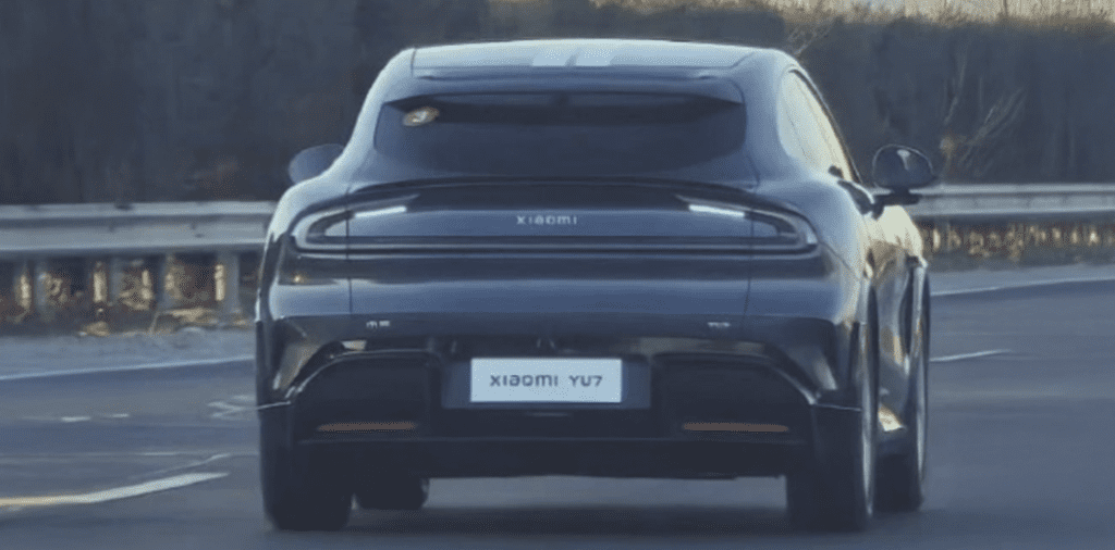 Die blauen Lichter beim Xiaomi YU7 sind ein innovatives Sicherheitsmerkmal, das den Status des autonomen Fahrens anzeigt.