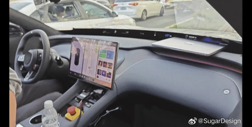 Das Xiaomi Yu7 beeindruckt mit einem futuristischen Innenraum, der die Sichtbarkeit erhöht und die Bedienung vereinfacht.