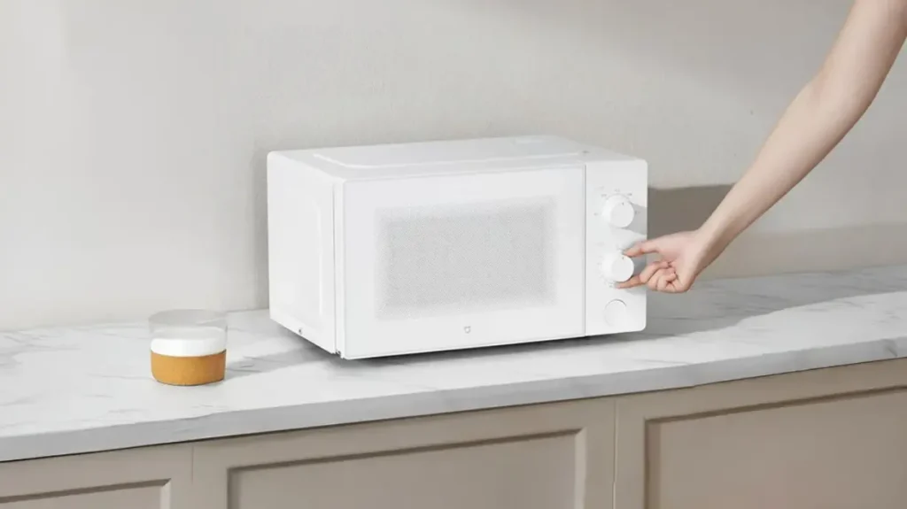 Die Xiaomi Mijia 20L Mikrowelle kombiniert modernes Design mit intelligenter Technologie und hoher Energieeffizienz.